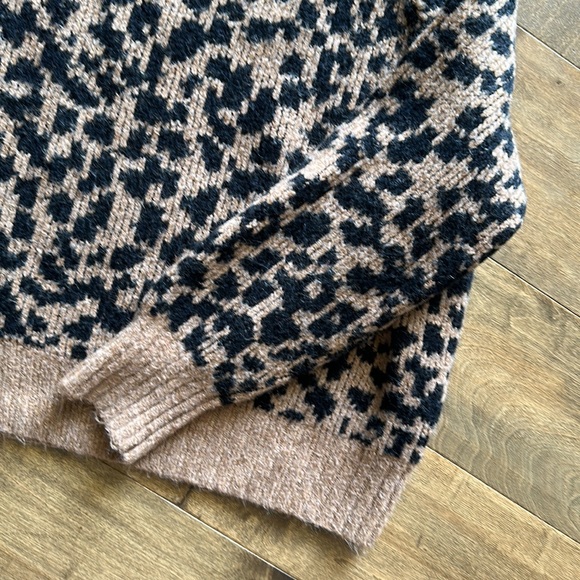Women’s Cheetah Print Sweater - Picture 3 of 3